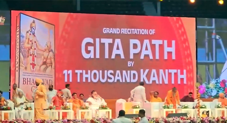 11,000 Voices Recite Bhagavad Gita Together at Kolkata’s Netaji Indoor Stadium